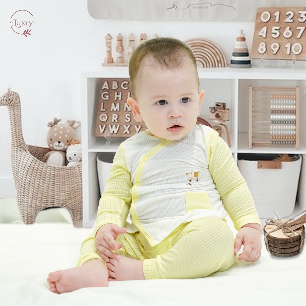 Bộ quần áo dài tay cài lệch vạt chéo phối túi Luxry đáng yêu làm từ vải sợi tre cho bé từ sơ sinh đến 18 tháng