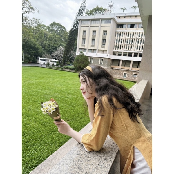 Áo dài gấm Thước Ngọc mềm mại mịn và mát rất sang trọng