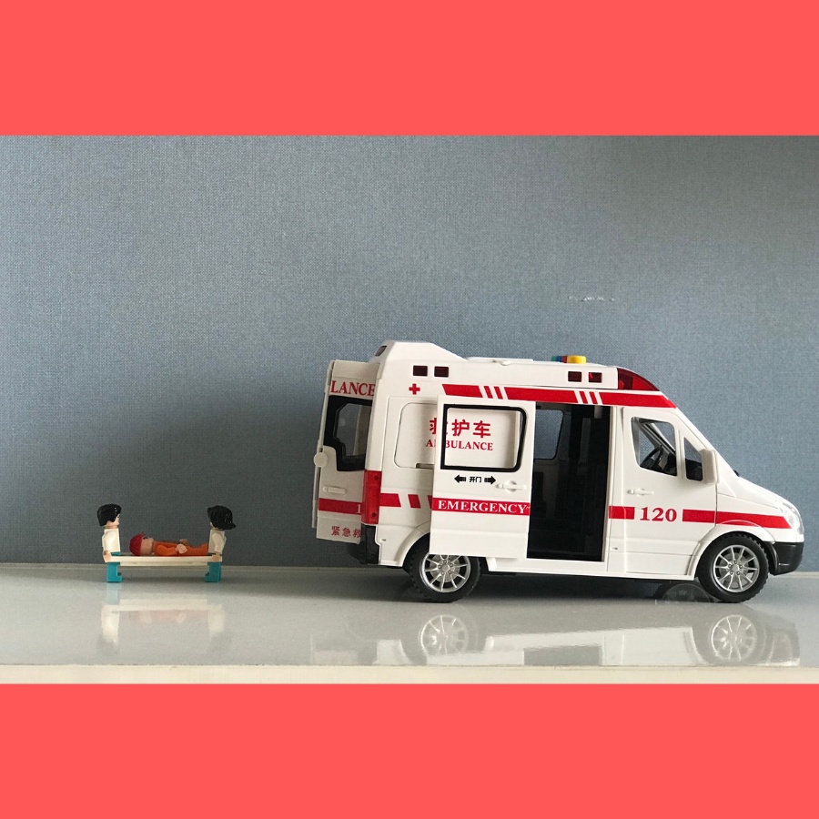 Đồ chơi xe cứu thương cao cấp, tặng kèm : 3 nhân vật lego, máng khiêng, 3 pin, tua vít, sạc dự phòng