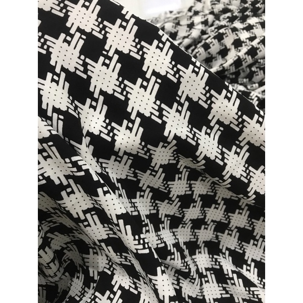 Vải Lụa Pháp họa tiết nanh sói trắng đen dày vừa co dãn mềm rũmay áo kiểu ,áo sơ mi, đầm váy thời trang