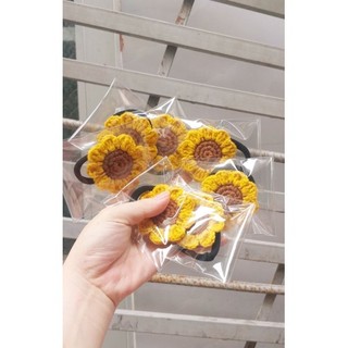 Cột tóc hoa hướng dương bằng len