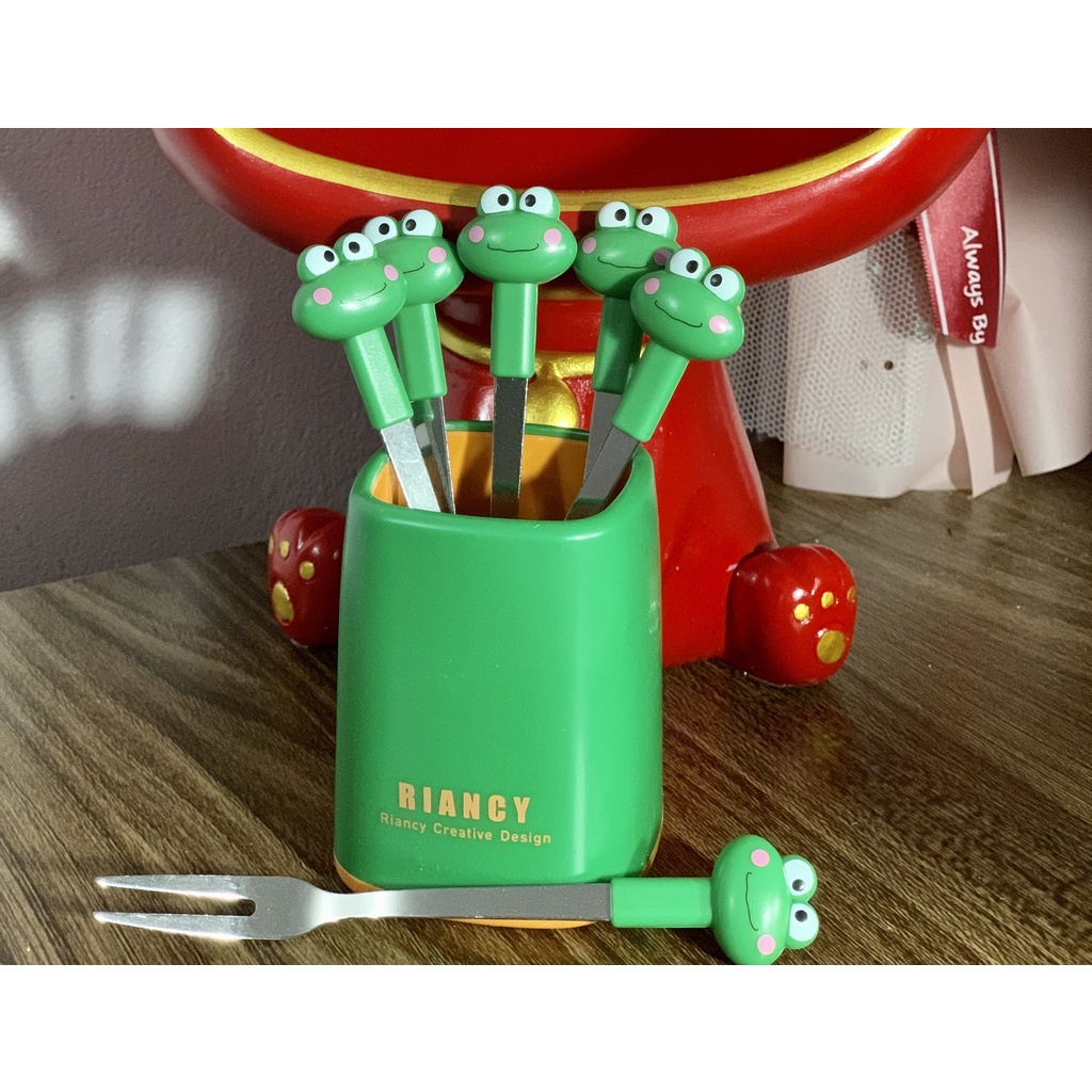 Set 6 nĩa ăn trái cây bằng thép không gỉ, hình dáng dễ thương+đế đựng chắn chắc phù hợp cho nhà bếp