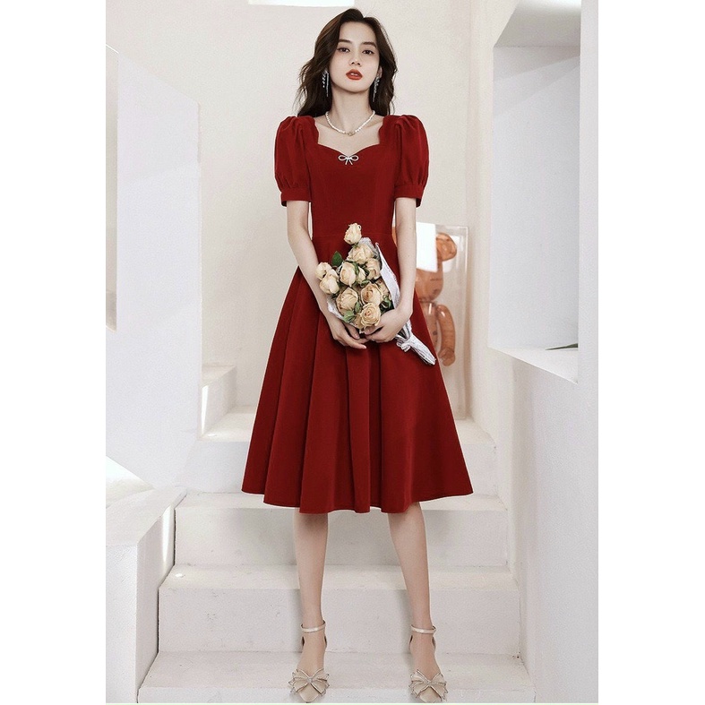 Đầm dự tiệc đỏ cổ lục giác cách điệu đính phụ kiện nơ trước ngực có size m,l,xl