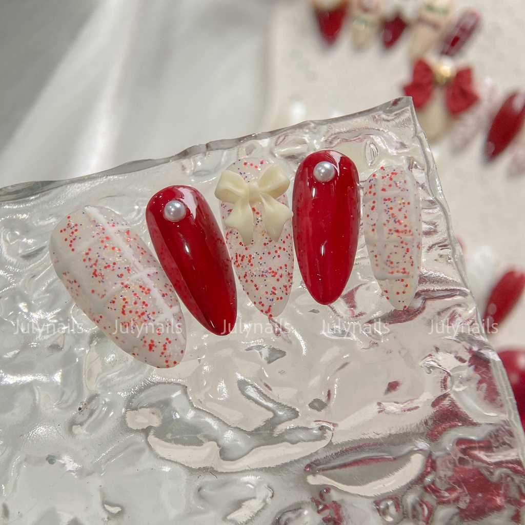 Móng úp thiết kế Nb205 phong cách Giáng sinh, ông già Noel, bông tuyết đỏ trắng julynails.vn