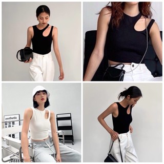 Áo crop khoét vai phong cách