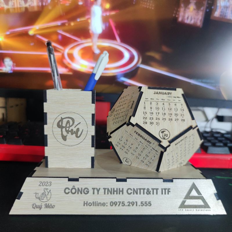 Lịch gỗ ngũ giác 12 mặt năm 2023 kèm hộp bút khắc laser Lịch âm- dương, khắc tên logo theo yêu cầu - Lịch Tết 2023