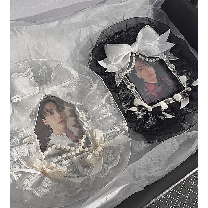 ✨NEW✨ Thẻ toploader đựng giấy bo góc trang trí ruy băng trắng đen & hạt đính 🖤👈✨