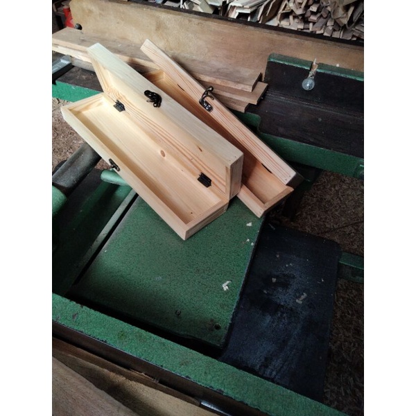 Hộp gỗ dài 30cm, rộng 8, cao 7cm.
