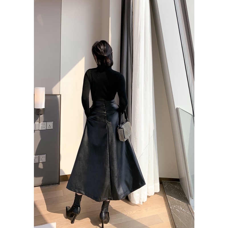 Chân váy da đắp tà có túi màu đen đơn giãn, sang trọng nhưng thời thượng.