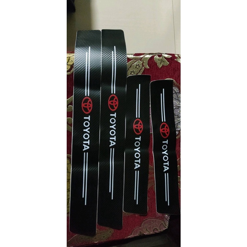 Nẹp Cửa Cốp Vân Carbon Chống Trầy Xước Trơn Trượt, Bảo Vệ Cửa Xe Ô Tô Có Logo Hãng Xe Toyota