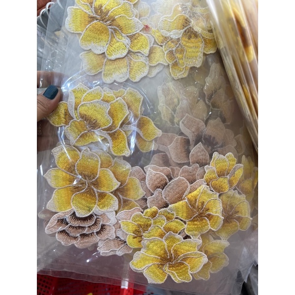 Hoa thêu cao cấp dễ lên áo có 3 màu