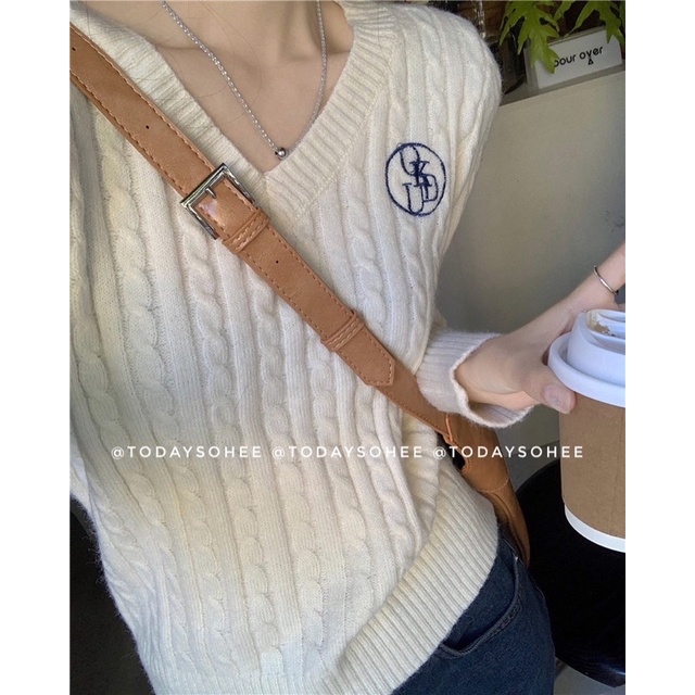 Áo len cổ V thêu logo