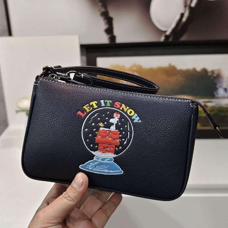 Coach Dáng thuyền vẻ đep của sự quý phái" và năng động hoạ tiết đan sen đã thật xịn sò