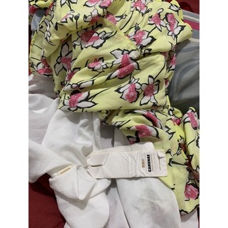 Váy hoa vàng size M. Đầm mới 100%