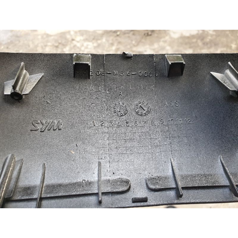 Nắp trước tay lái SYM Magic100 màu đen