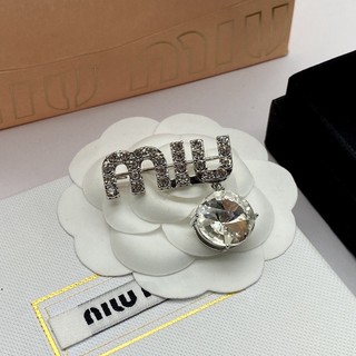 Cài áo đính đá đình đám của Miu