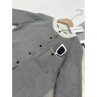 Áo len kẻ phối cổ trắng