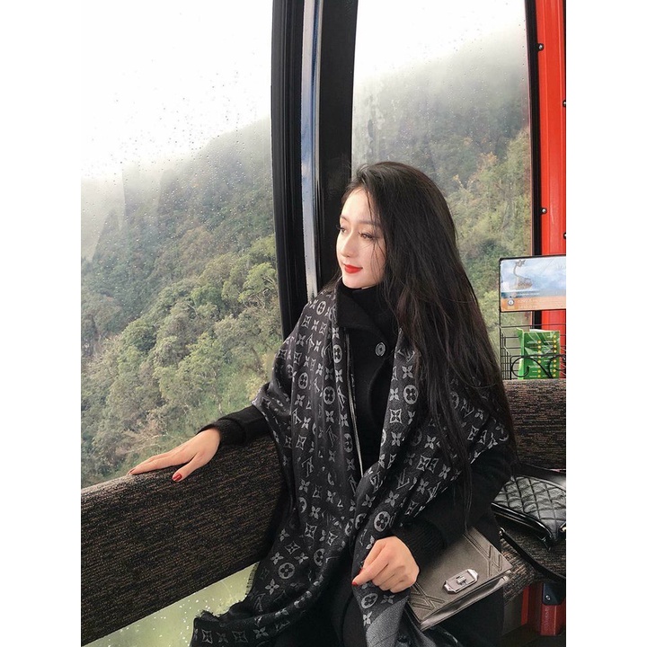 Khăn Choàng Lv Nhũ Đen Cao Câp