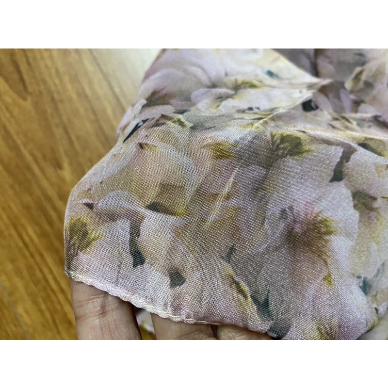 Khăn quàng cổ H&M hoạ tiết da beo- hoa hồng