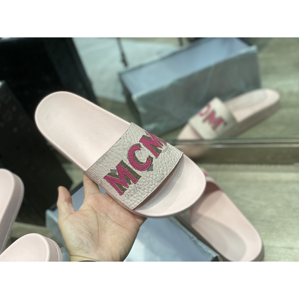 SLIDE SANDAL MCM 'PINK'. DÉP MCM HỒNG LOGO ĐỎ NHẬP TRUNG