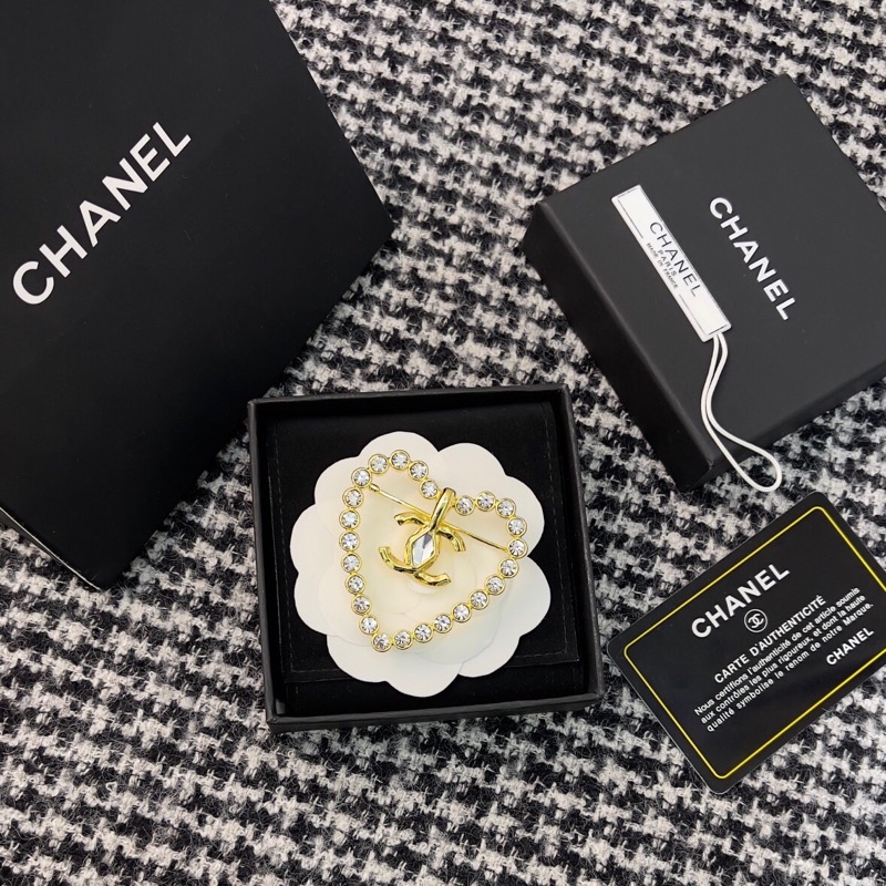 Trâm & Ghim cài áo hình trái tim đính đá sành điệu cho nữ Channel CN cao cấp