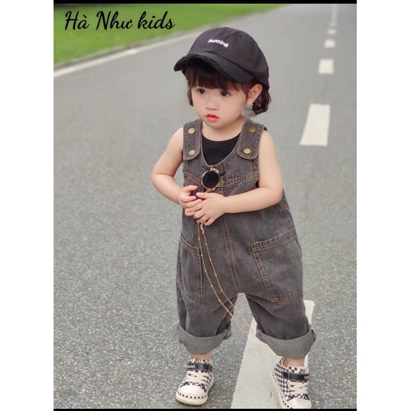 Set yếm jean kèm áo đen cho bé gái