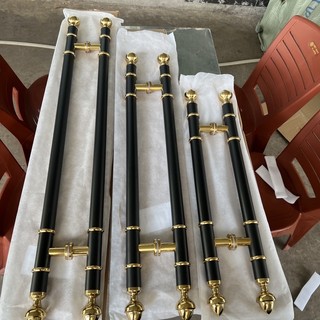 Tay nắm cửa nhôm và kính màu đen đầu vàng( gồm 2 cái)