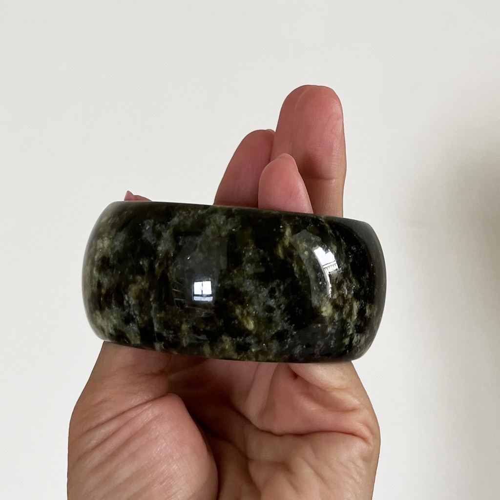Vòng tay đá thật màu xanh đen bản 3cm ngọc nhiều size cho người mệnh Hỏa và Mộc