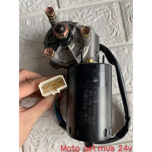 Mô tơ  gạt mưa bên trái và bên phải. điện 12-24V. chất lượng