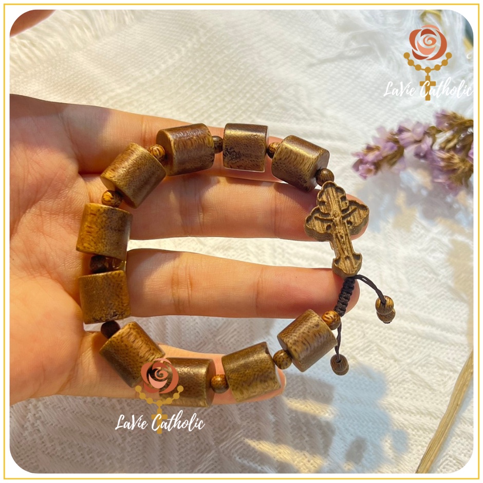 Vòng Tay Mân Côi Trầm Hương Tốc Tự Nhiên Hạt Trụ Trúc LaVie Catholic