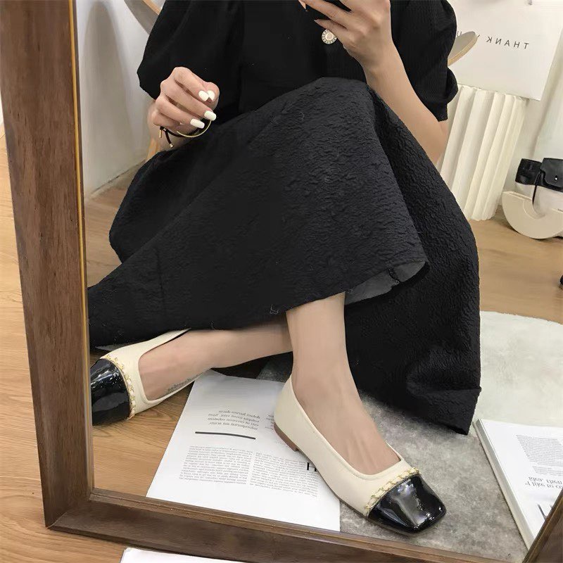 Giày búp bê bệt Miu Miu da bóng mũi tròn gắn xích