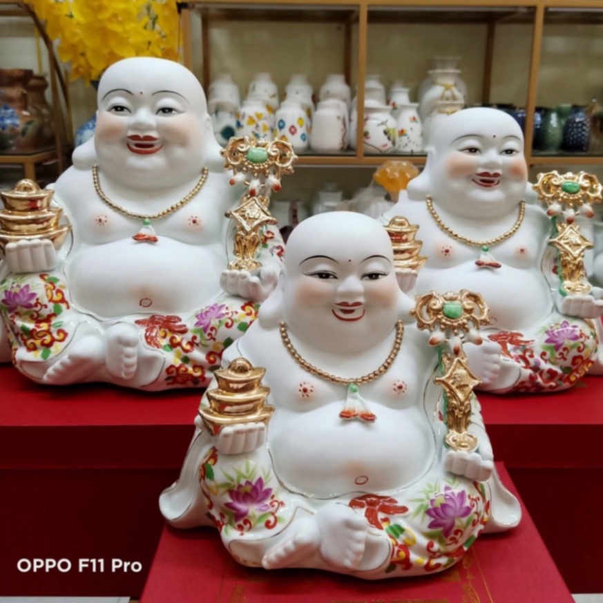 Tượng Phật Di Lặc, Phật Di Lạc Ngồi Áo Gấm Cầm Thoi Vàng Và Gậy Như Ý Tài Lộc