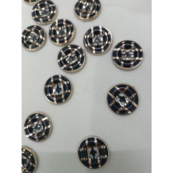 20 NÚT ĐEN SỌC VÀNG size 1.8 cm