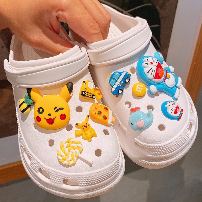 Ghim Cài Giày Hình Hoạt Hình Pikachu / Jibits / Doraemon / Kẹo Mút / Gấu Nâu Dễ Thương Cho Bé