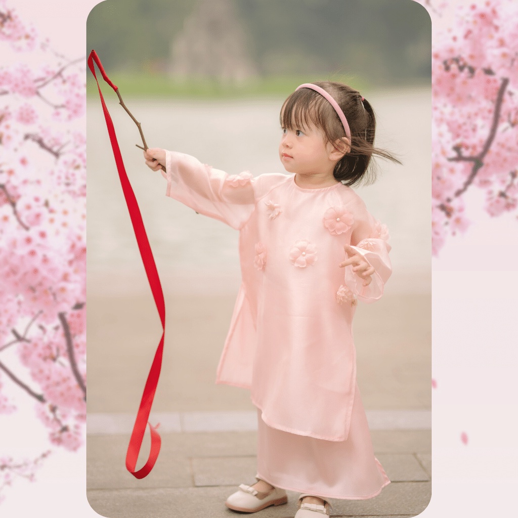 Áo dài cho bé Sora.bébé Cát Tường màu hồng phấn kết hợp chân váy lụa điểm xuyết hoa đào xinh xắn (1-6 tuổi)