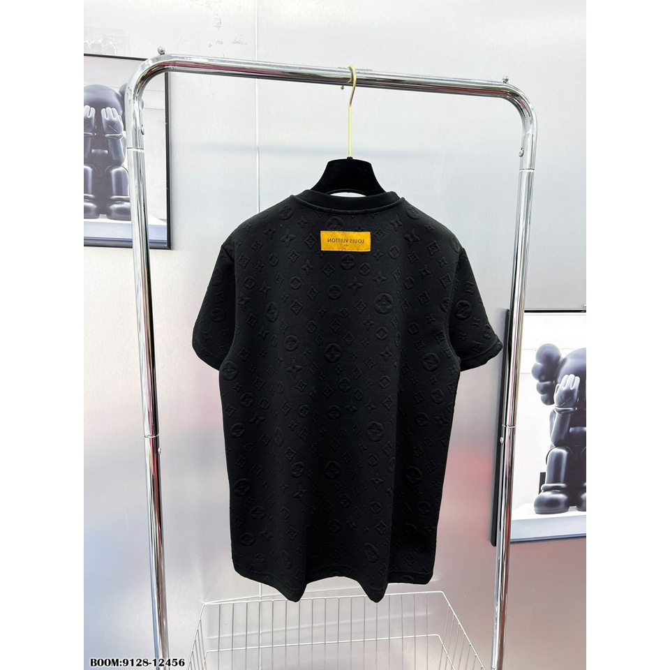 Áo Phông Nam Thêu Chữ LV Đỏ Vân Dập Nổi Vải Mát Mịn - Áo Thun Nam Logo Vân Nổi Cực HOT