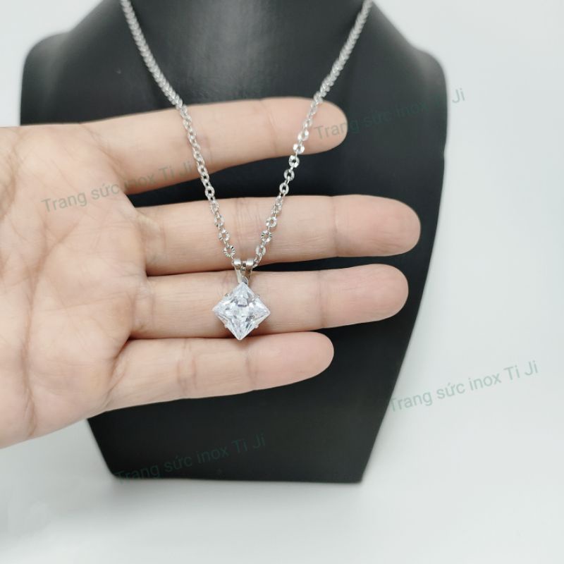 Dây chuyền inox mặt đá hình thoi 12ly, dây chữ công chạm chiếu, sáng đẹp không đen