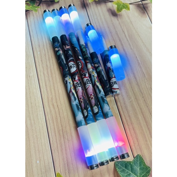 Bút Kimetsu no yaiba có đèn 2 đầu bút/ bút xoay nghệ thuật giảm stress anime kimetsu no yaiba
