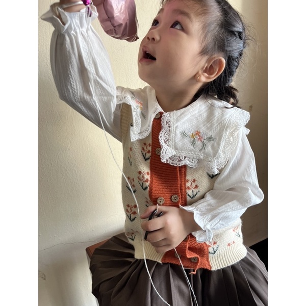Áo sơ mi trắng dài tay cổ bèo thêu hoa cho bé gái, chất thô mềm