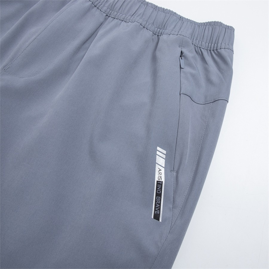 Quần gió nam ARISTINO dáng suông vừa, mặt vải mềm mại, sắc nét -AWP005W2