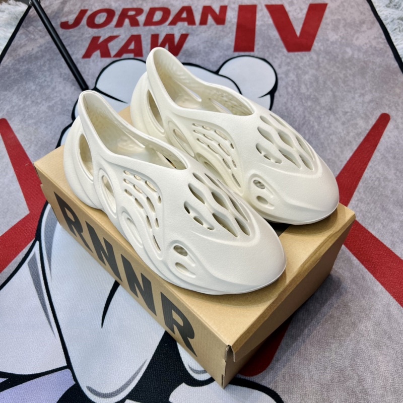 Sneaker YZ Foam Runner Hàng SC