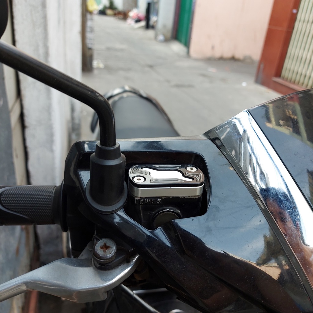 Nắp đậy dầu thắng 2 lỗ xéo gắn xe máy
