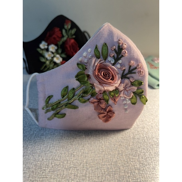 Khẩu trang thêu handmade có nút điều chỉnh