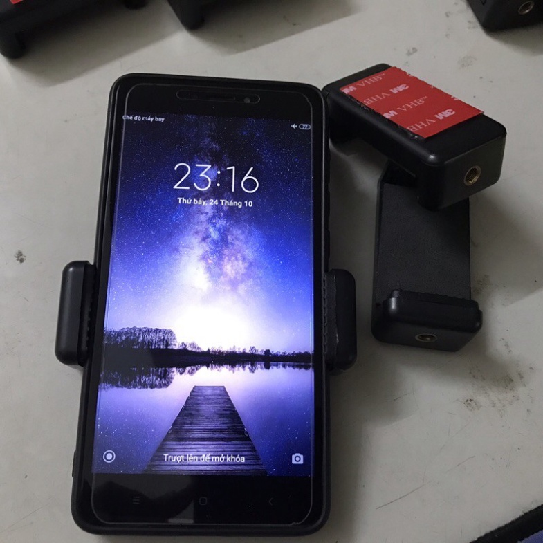 Kẹp điện thoại dán lên đồng hồ xe máy
