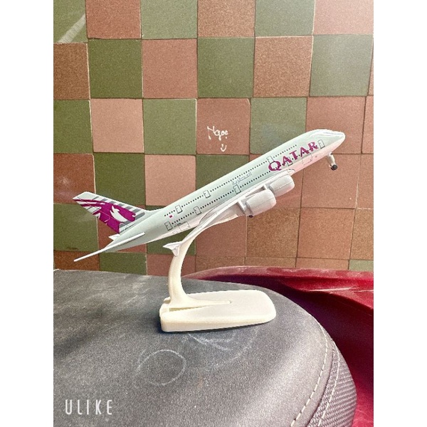 Mô hình máy bay Qatar kim loại  20cm Có banh xe