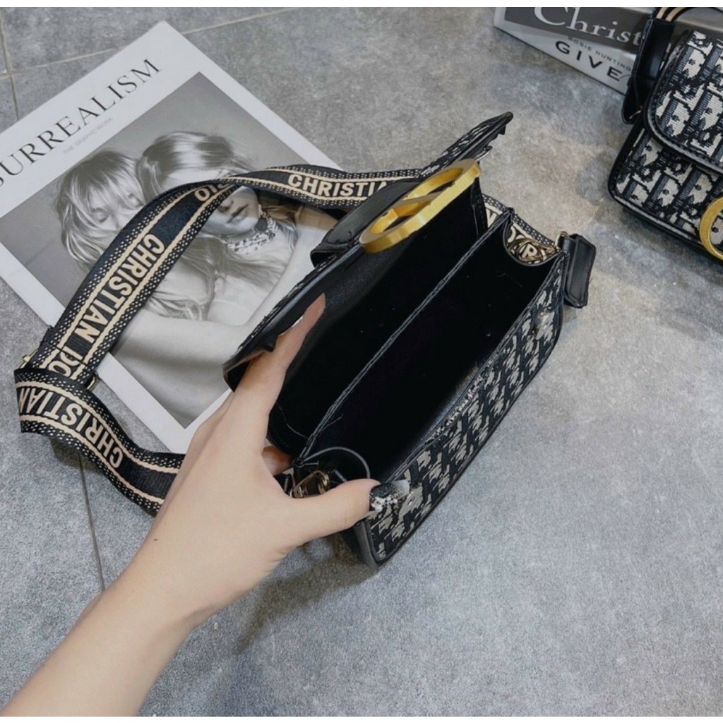 Túi đeo chéo Christian CD chất liệu vải dệt