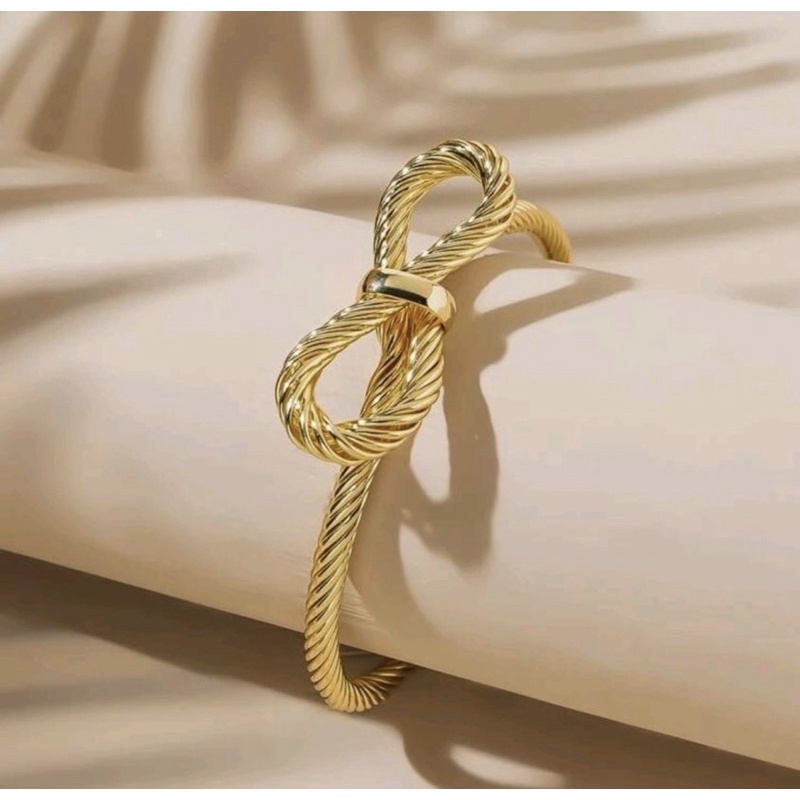 Vòng tay nữ titan cao cấp mạ vàng 18k