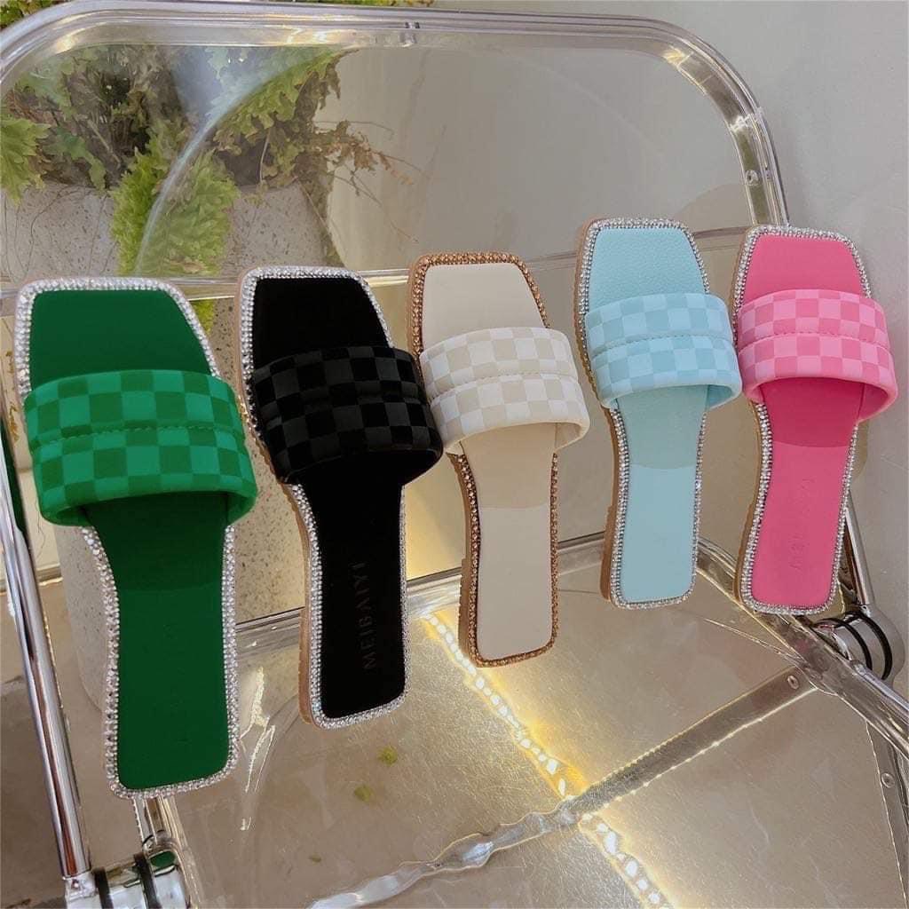 Dép đính đá quanh viền