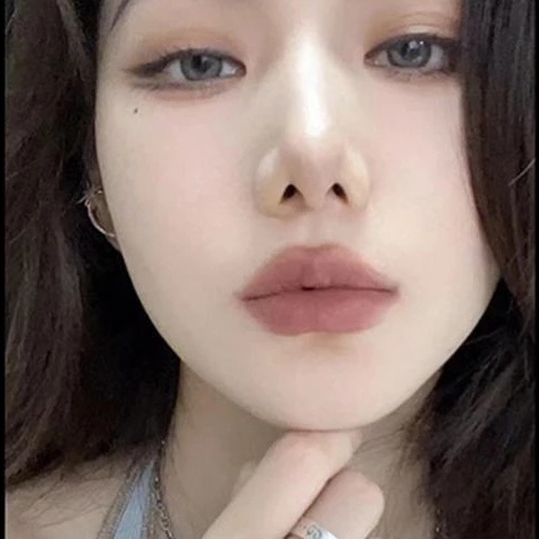 Son Môi Nhung Lì Kháng Nước Lâu Trôi Mềm Mượt Thiết Kế Vỏ Họa Tiết Dâu Tây Dễ Thương