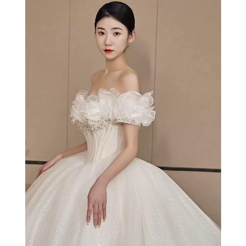Váy cươi trễ vai